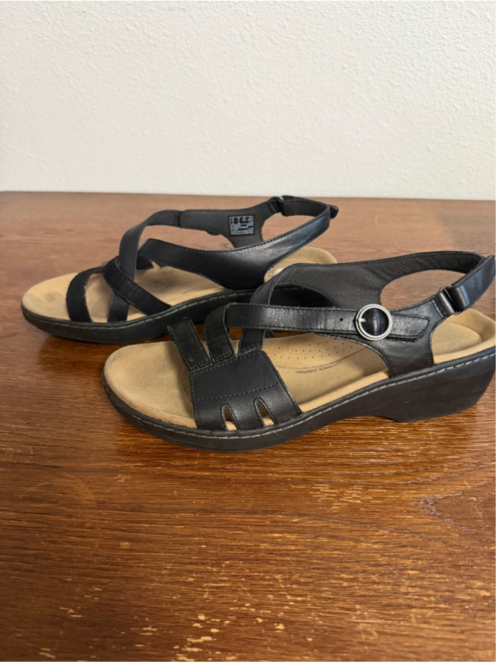 Clarks Black Leather Comfort Wedge Sandals Womens Size 11 Adjustable Slingback - Picture 4 of 9